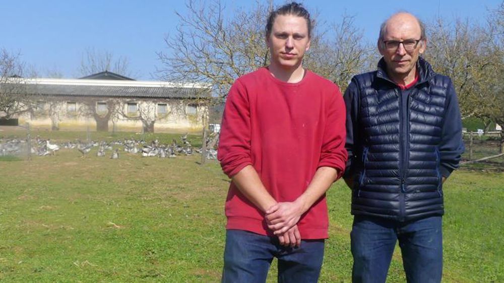 Joël Carbonnière (à d.) et son fils Simon produisent entre 3 500 et 3 800 oies chaque année, qui sont abattues, transformées et commercialisées par leurs soins. © Claude-Hélène Yvard